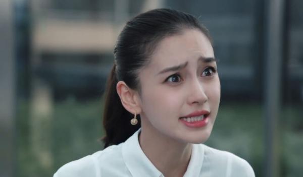 拿高片酬演戲，只會乾瞪眼的塑膠女演員，楊穎在榜上一點也不意外