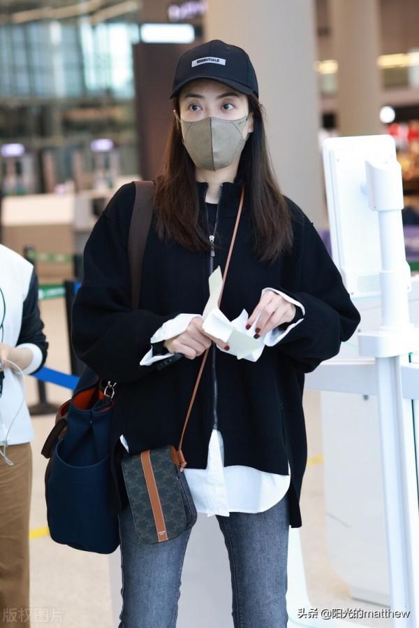 街拍：霍汶希穿黑色外套搭牛仔褲休閒時尚，背兩個單肩包混搭動人