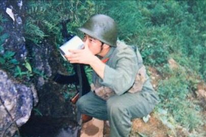 帶殺氣的眼神?一等功臣楊啟良擊斃18人,面露殺氣時被拍下 帶殺氣的眼神?一等功臣楊啟良擊斃18人,面露殺氣時被拍下