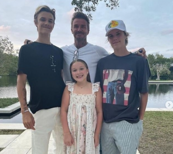 貝克漢姆73歲父親再婚娶富婆，小貝攜妻女以伴郎身份帥氣亮相