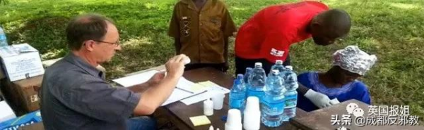 美國牧師製造的“神藥”能治療艾滋?這5萬非洲人喝下的其實是漂白劑! 美國牧師製造的“神藥”能治療艾滋?這5萬非洲人喝下的其實是漂白劑!
