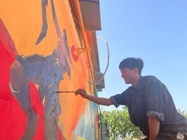 人民日報怒贊:90後帥哥辭職回村,把家鄉畫成網紅打卡地 人民日報怒贊:90後帥哥辭職回村,把家鄉畫成網紅打卡地