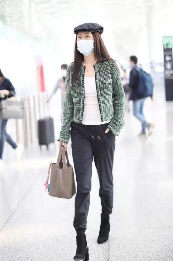 楊鈺瑩真不怕冷!冬天走機場裝酷穿低領裝,不過這身材真是愛了 楊鈺瑩真不怕冷!冬天走機場裝酷穿低領裝,不過這身材真是愛了