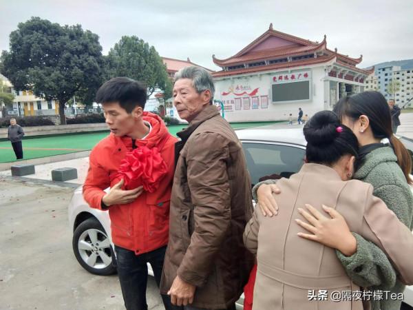 他與親人走散三十年，直到自己的出現，父母才發現他們認錯了兒子