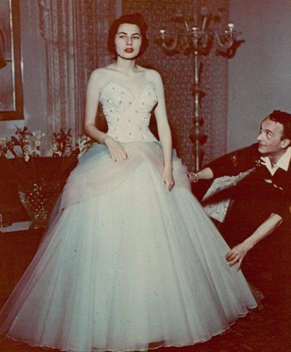 伊朗美豔王后：18歲被寵上天，30公斤婚紗鑲滿珠寶，8年不孕被棄