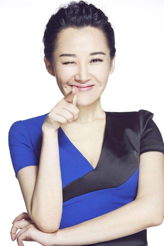 真成老太太了！許晴51歲也不算太老，但燙了這個要命的捲髮