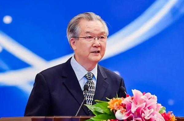 他48歲授少將，58歲擔任衛生部部長，63歲被免除職務，今年82歲