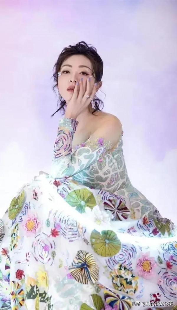 萬茜，人淡如菊，自帶風情閒看花開花落，坐待雲捲雲舒