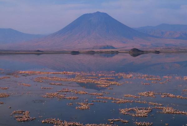 世界罕見的“血湖”，到處可見動物化石，導遊：最好不要觸碰湖水