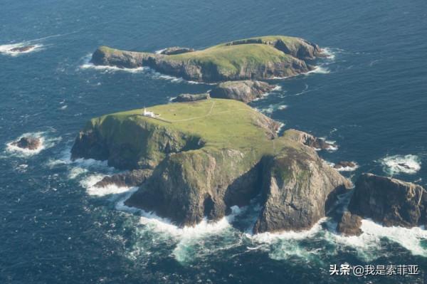 三人在孤島守塔時失蹤，桌上留下三篇燈塔日誌，他們經歷了什麼？