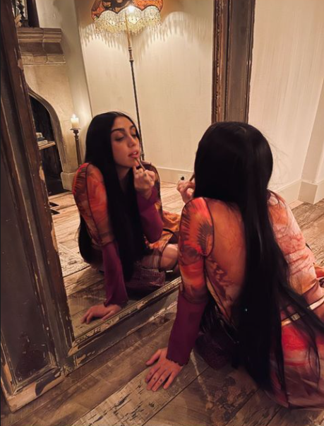 63歲麥當娜帶五個孩子拍全家福,罕見端莊,27歲男友“消失”了 63歲麥當娜帶五個孩子拍全家福,罕見端莊,27歲男友“消失”了