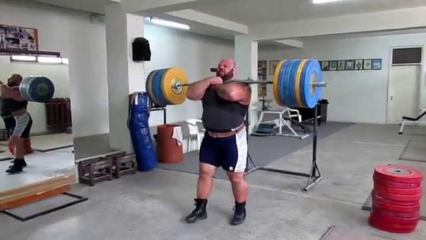 “希臘大灰熊”，體重超200公斤，可以用470公斤做澤奇聳肩