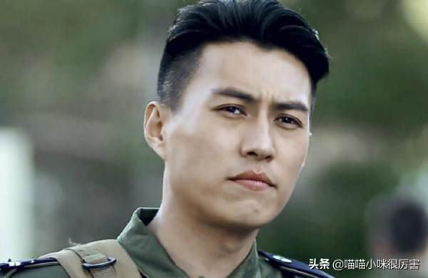 太瘦土氣大方臉，年輕時很一般，老了卻變帥的8位男星，不服不行