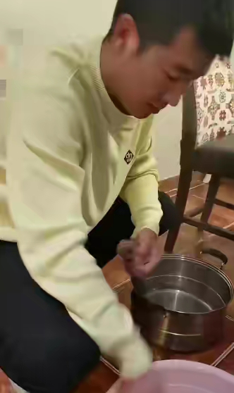 演員李箐箐患癌後現身醫院複查 身形消瘦狀態不是很好老公貼心照顧 演員李箐箐患癌後現身醫院複查 身形消瘦狀態不是很好老公貼心照顧