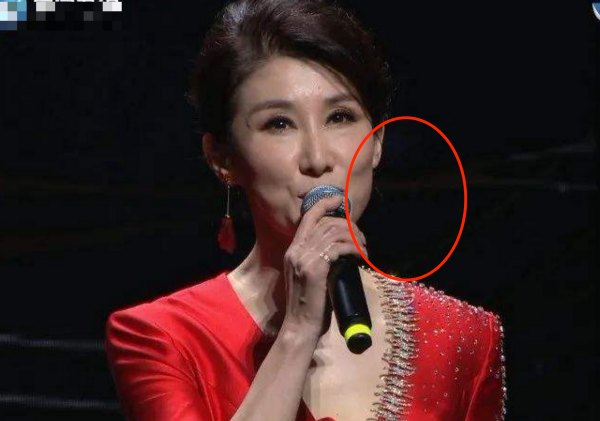 知名主持陳玲耳環不慎掉落！從容發言一臉淡定，鏡頭切換迅速撿起