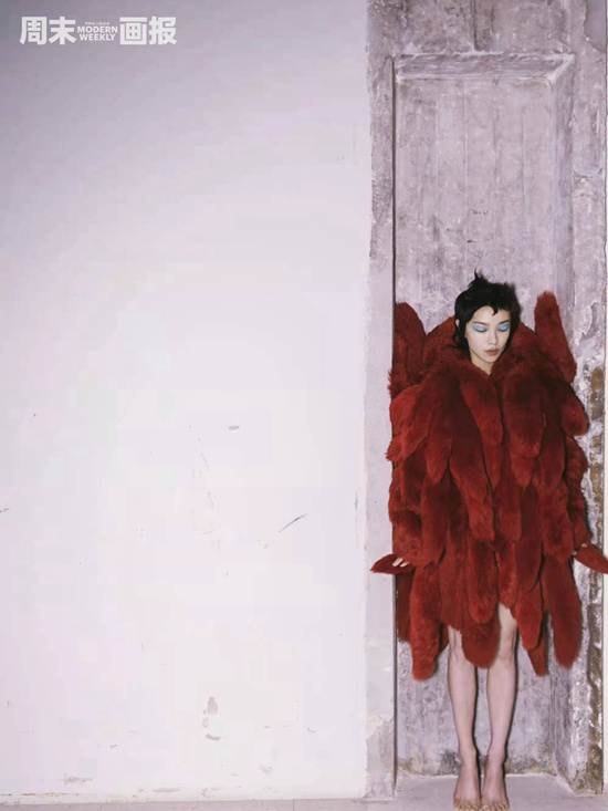 郭采潔虎年新封曝光 斑駁光影營造迷幻空靈氛圍