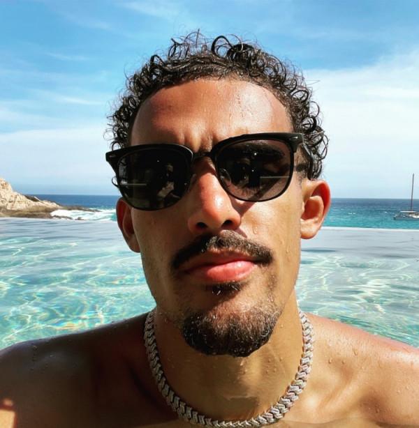 特雷-楊生日曬自拍並配文：23