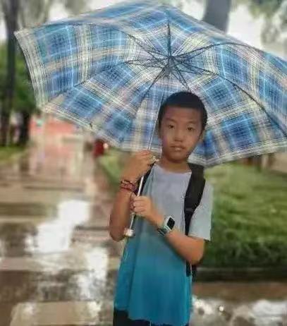 7歲娃發現教材錯誤，眼界開闊會思考的娃背後，是父母的奮力託舉