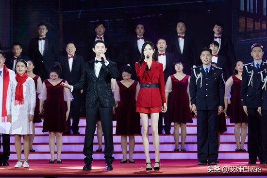 唐嫣這次真長見識！頭回見西裝搭蕾絲打底，徹底告別平板羅晉有福