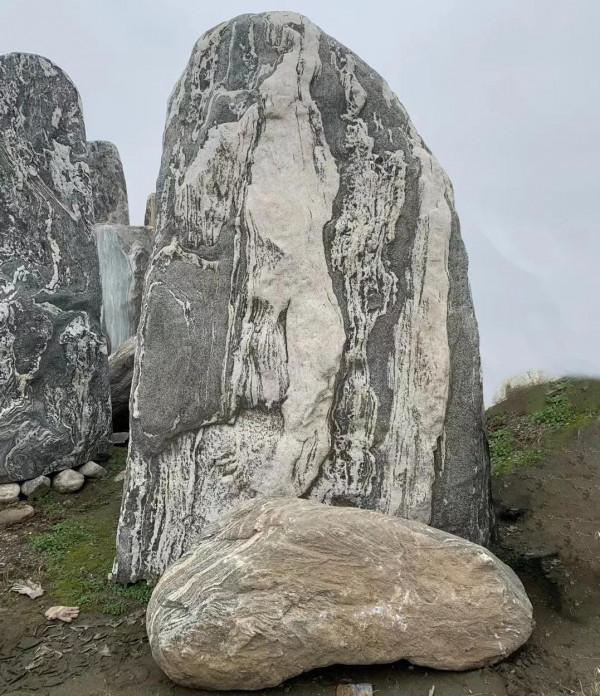 揭秘門口刻字大石頭的背後貓膩 揭秘門口刻字大石頭的背後貓膩