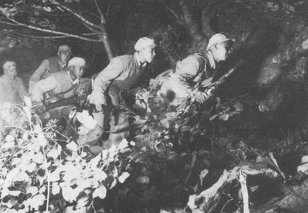 抗美援朝：猖狂的美軍炸死我國村民，志願軍怒而反擊，斃敵5000人