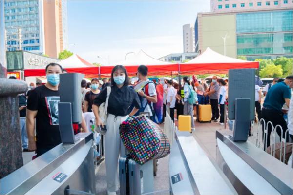 現場直擊！華中師範大學開學了，5000餘名新生報到，黨委書記幫忙搬行李！