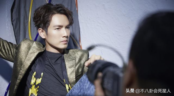 40多歲還在演偶像劇，這5位男星太自信，和女主站在一起像父女