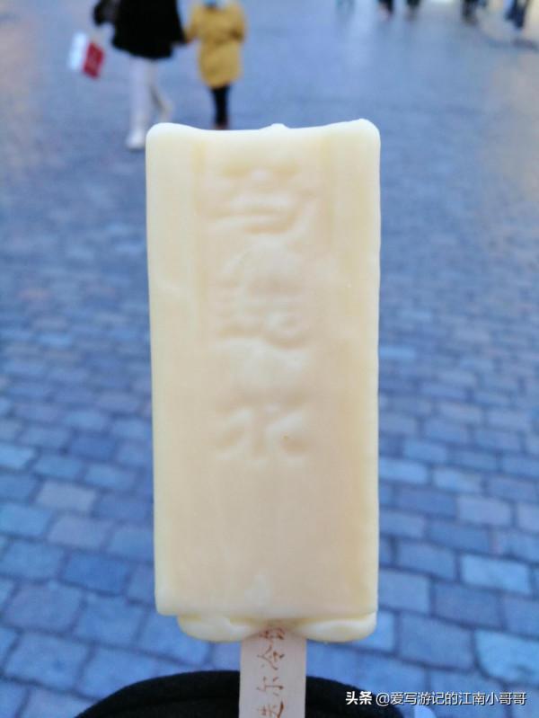 到達中央大街時氣溫很低，於是吃一根老牌的馬迭爾冰棒溫暖自己