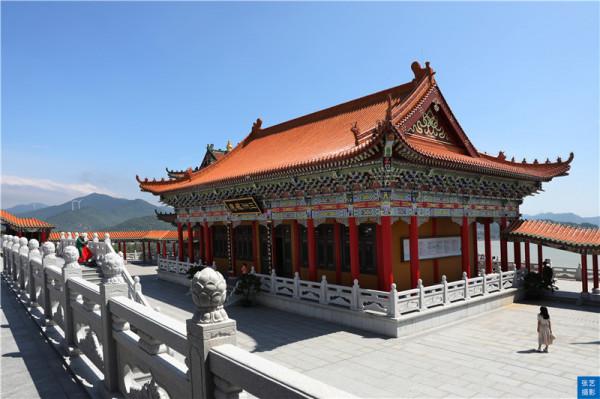 國內第一所海邊懸崖寺廟，三面環海景色極佳，被譽為陽江小故宮