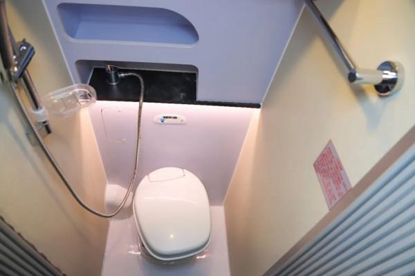 福特商務車改裝房車!保姆車佈局還配KTV娛樂系統!適合2人用 福特商務車改裝房車!保姆車佈局還配KTV娛樂系統!適合2人用