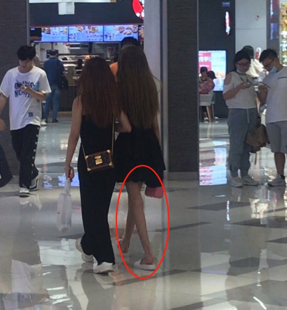 套路璐被偶遇，雙腿太細堪比閨蜜胳膊，網友：第一次不想減肥