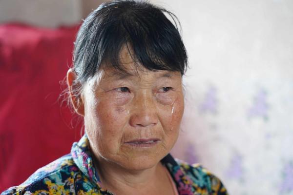 男孩爸爸病逝後被媽媽拋棄，姑媽拖著病體不顧反對將“孤兒”養大