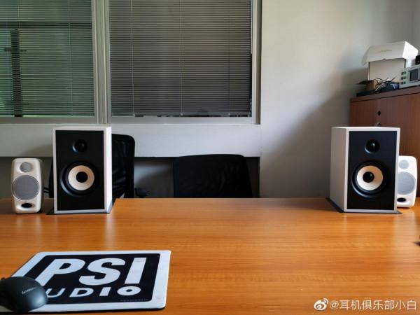 辦公桌上曾用過和仍在用的幾對小喇叭