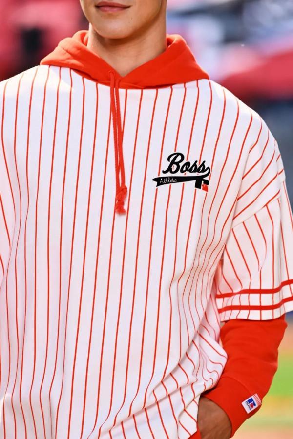 在棒球比賽場地看秀是種什麼體驗？