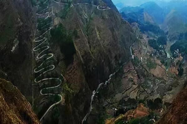 雲南一老農開啟廢舊汽油桶，驚現數十具白骨，其平均年齡僅20歲