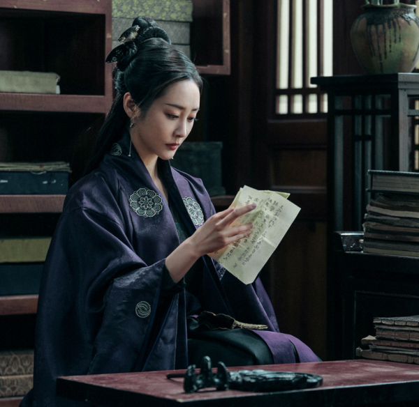 相差9歲演隔代，“母女”同框出鏡，是女兒太老氣還是母親太年輕