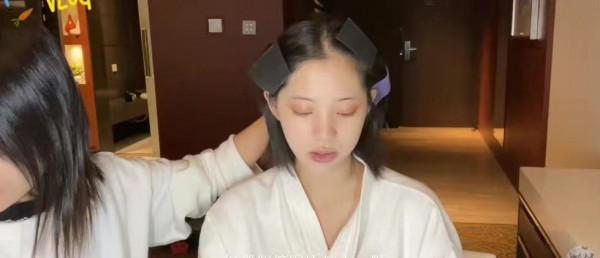 歐陽娜娜終於出爆火的“千金妝”教程了!素顏懟臉拍,妝容全曝光 歐陽娜娜終於出爆火的“千金妝”教程了!素顏懟臉拍,妝容全曝光