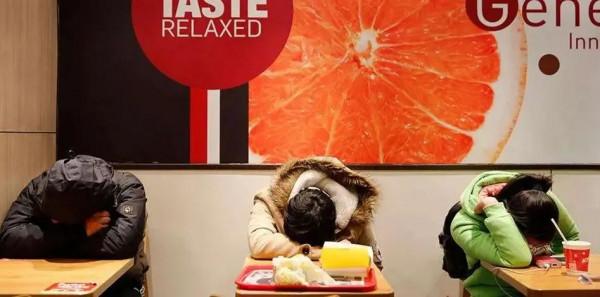 多名男子愛在上海肯德基裡，蹭吃喝拉撒睡，有人想救助他們都拒絕