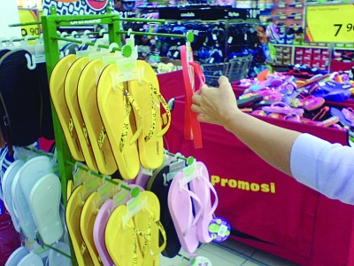 明明很乾淨的拖鞋,為什麼會散發惡臭味,有解決的辦法麼? 明明很乾淨的拖鞋,為什麼會散發惡臭味,有解決的辦法麼?