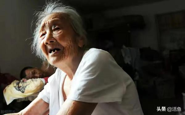 姥姥把我帶大，父親去世後，母親：他是你繼父，是真的愛你