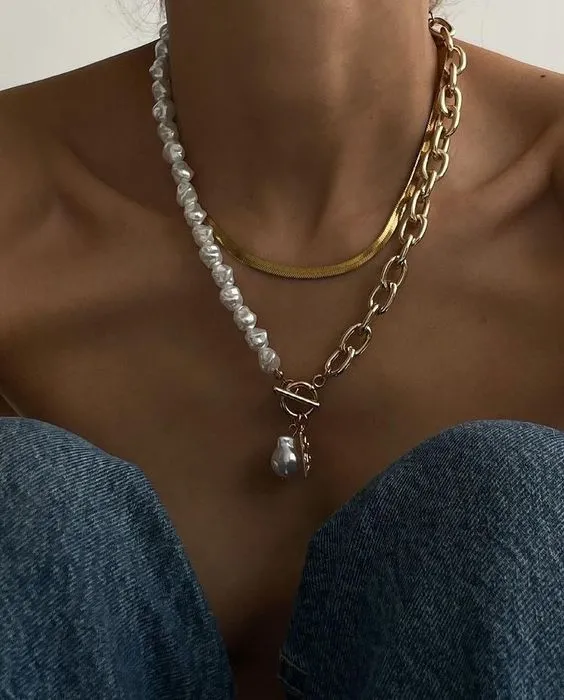 不是上了年紀才戴珍珠，年輕人現在也愛它