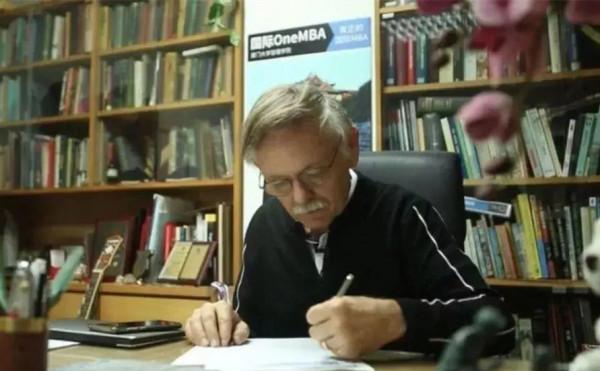 美籍教授潘維廉:攜妻子遠赴中國,先後4次申請綠卡只為成中國人 美籍教授潘維廉:攜妻子遠赴中國,先後4次申請綠卡只為成中國人