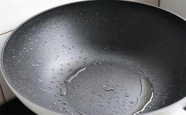 今天才知道,不粘鍋也要開鍋養鍋,以前都忽略了,怪不得越用越粘 今天才知道,不粘鍋也要開鍋養鍋,以前都忽略了,怪不得越用越粘