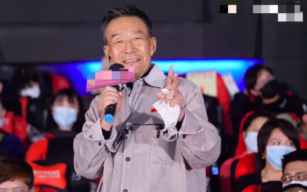 67歲李雪健為兒子電影撐場，吐詞不清身體引擔憂，父子情令人動容