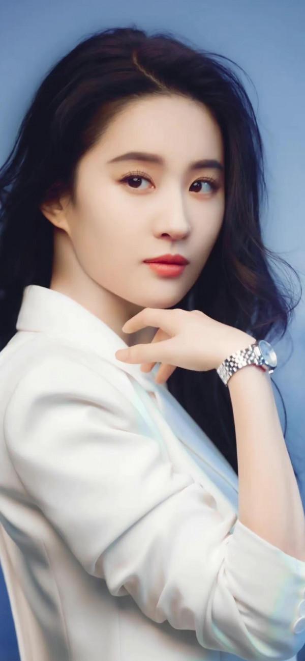 如今的神仙姐姐劉亦菲，少了一絲仙氣，但多了一絲熟女魅力