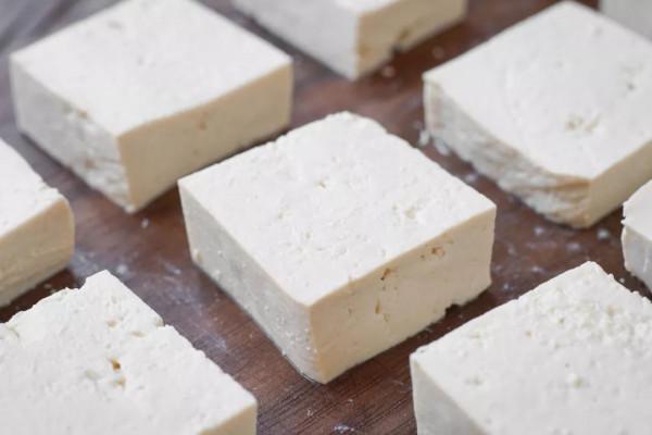 天冷了,想吃豆腐不用買,1把黃豆1杯醋,教你在家做,鮮嫩又好吃 天冷了,想吃豆腐不用買,1把黃豆1杯醋,教你在家做,鮮嫩又好吃