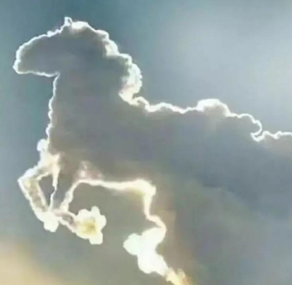 《七言詩》觀雲理。對聯：雲富精神自有心，擋馬行天為蹈興；水豐