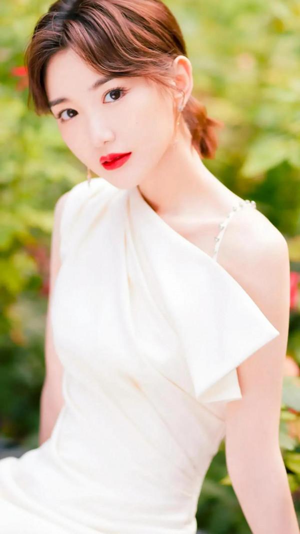 毛曉彤天真無邪，三妮漂亮尤佳