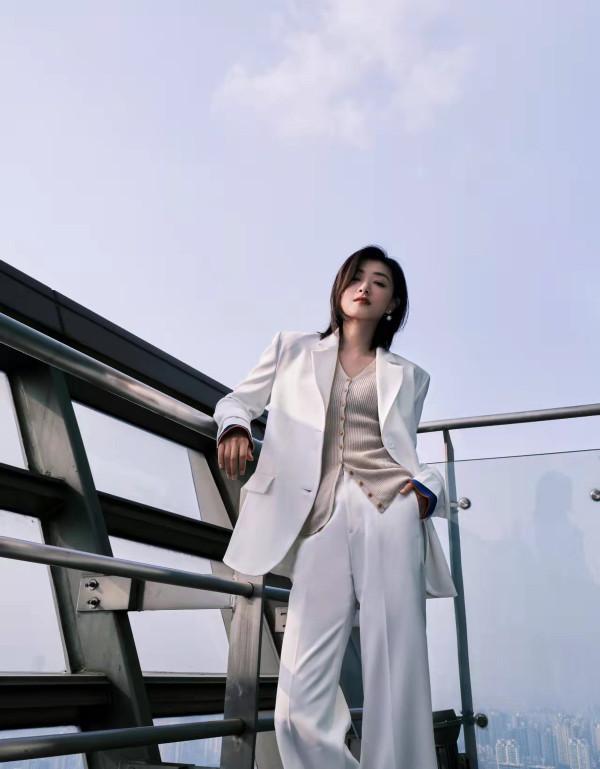 萬茜上演“冰美人”，穿藍白相間羽毛裙在雪中拍照，冷豔範十足