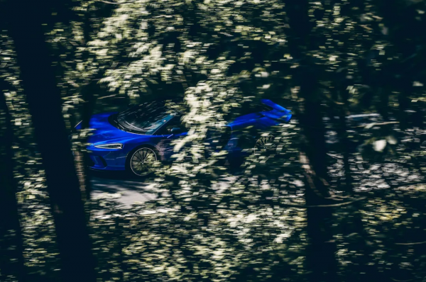 這輛跑車帶給我的全新認知，居然是豪華、舒適和足夠便宜